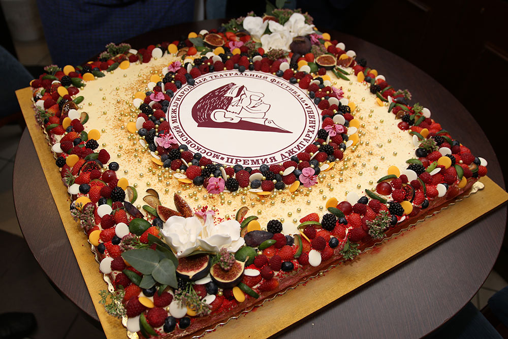 Премия «На Благо Мира» поддержала «Премию Армена Джигарханяна», торт.