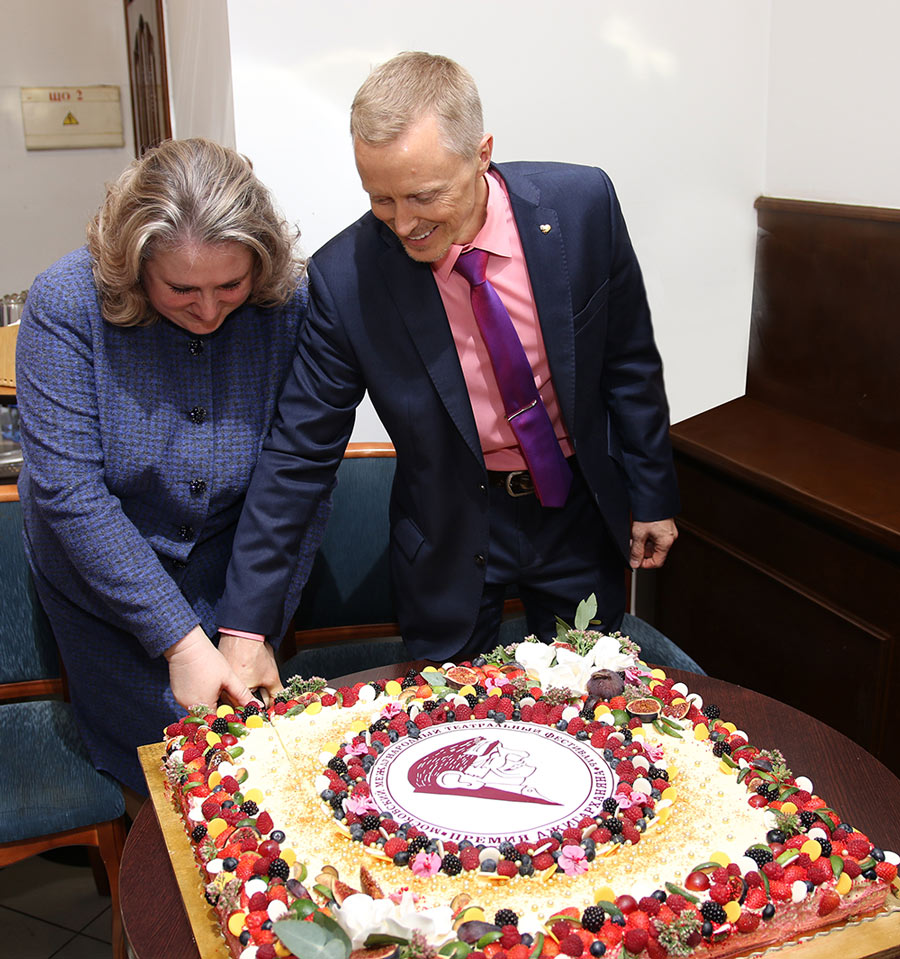Премия «На Благо Мира» поддержала «Премию Армена Джигарханяна», торт.