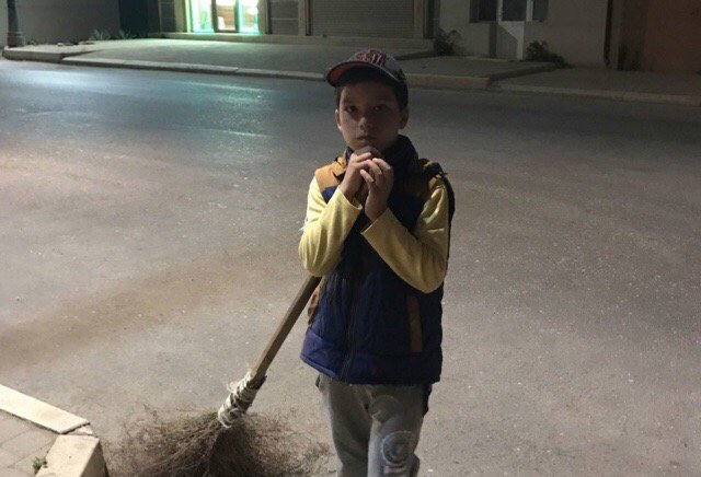 Девятилетний Амир Гашимов метет улицы Дагестана