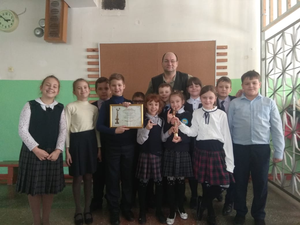 Победитель Премии «На Благо Мира»-2019 Алексей Терентьев с детьми и дипломом.